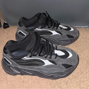 YEEZY BOOST 700 V2 Vanta | Mens 8.5 | Gently worn